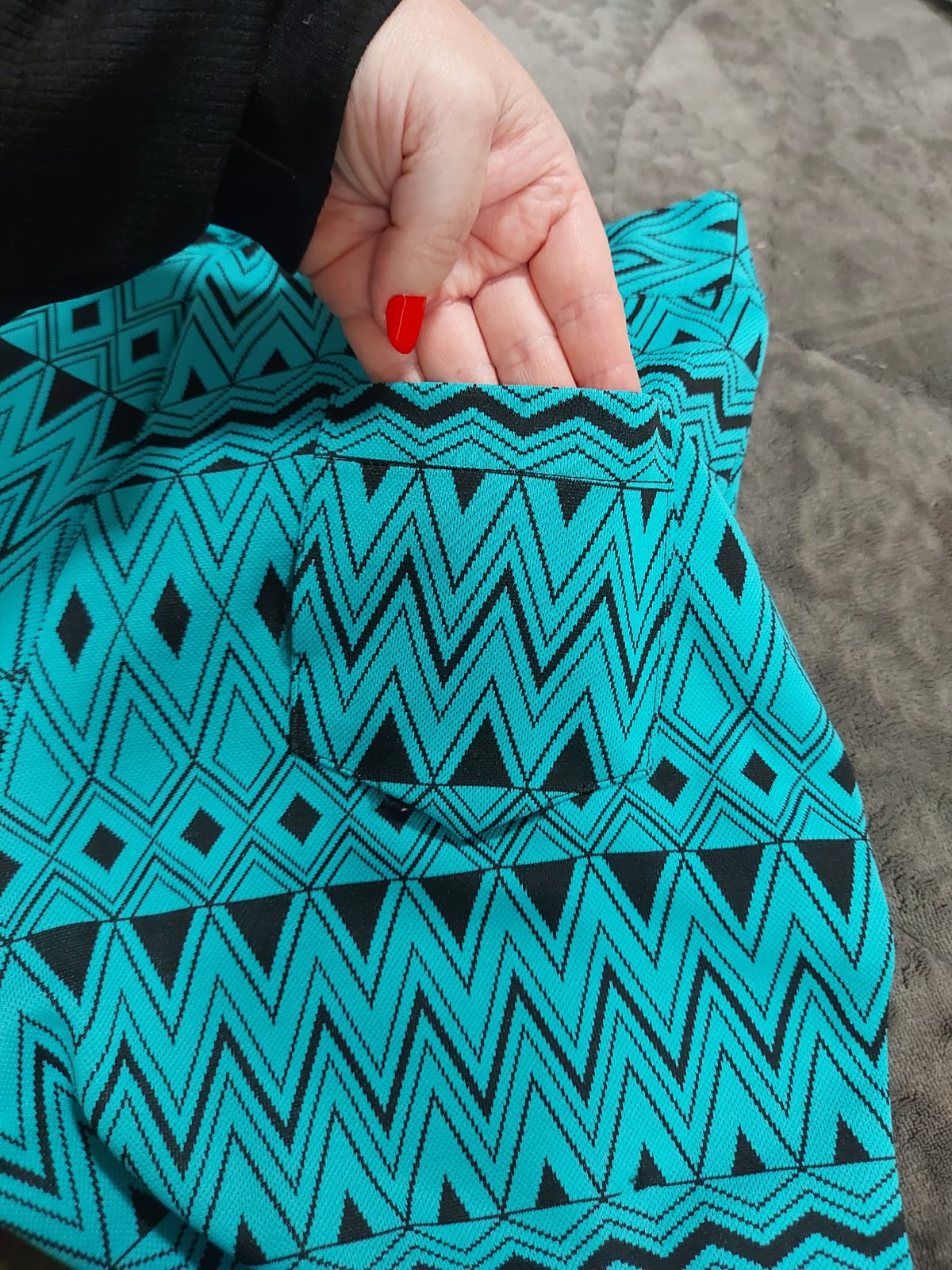 Calça de jacquard, nessa estampa geométrica linda, azul turqueza com preto, possui bolso na parte de traz, tamanho G, com elastano, em ótimo estado