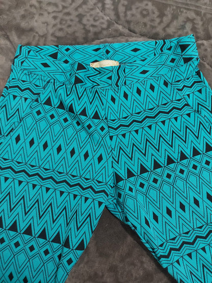 Calça de jacquard, nessa estampa geométrica linda, azul turqueza com preto, possui bolso na parte de traz, tamanho G, com elastano, em ótimo estado