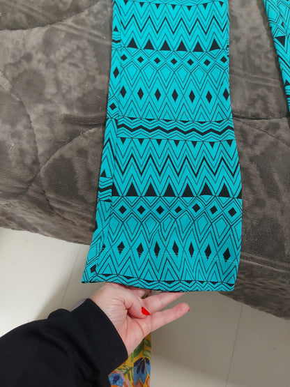 Calça de jacquard, nessa estampa geométrica linda, azul turqueza com preto, possui bolso na parte de traz, tamanho G, com elastano, em ótimo estado