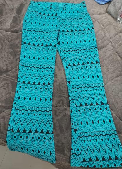 Calça de jacquard, nessa estampa geométrica linda, azul turqueza com preto, possui bolso na parte de traz, tamanho G, com elastano, em ótimo estado