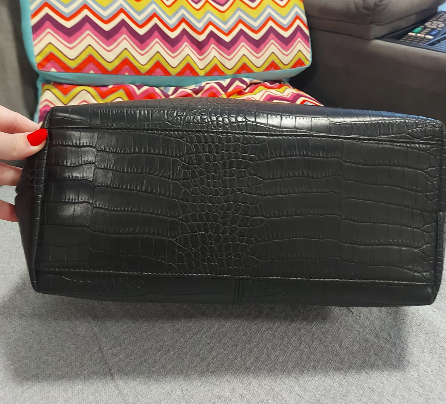 Bolsa sacola tote feminina preta, textura croco, semi- nova