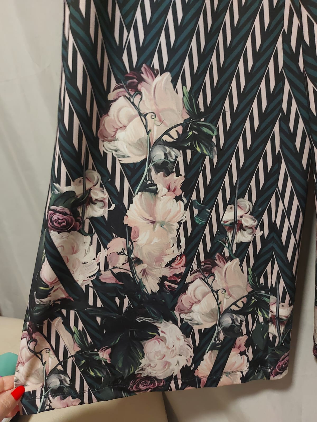 Macacão longo Lança Perfume-premium red carpet, mix moderno de estampa geométrica vertical com barrado floral maxi nas pernas, tamanho M, peça exclusiva!!!