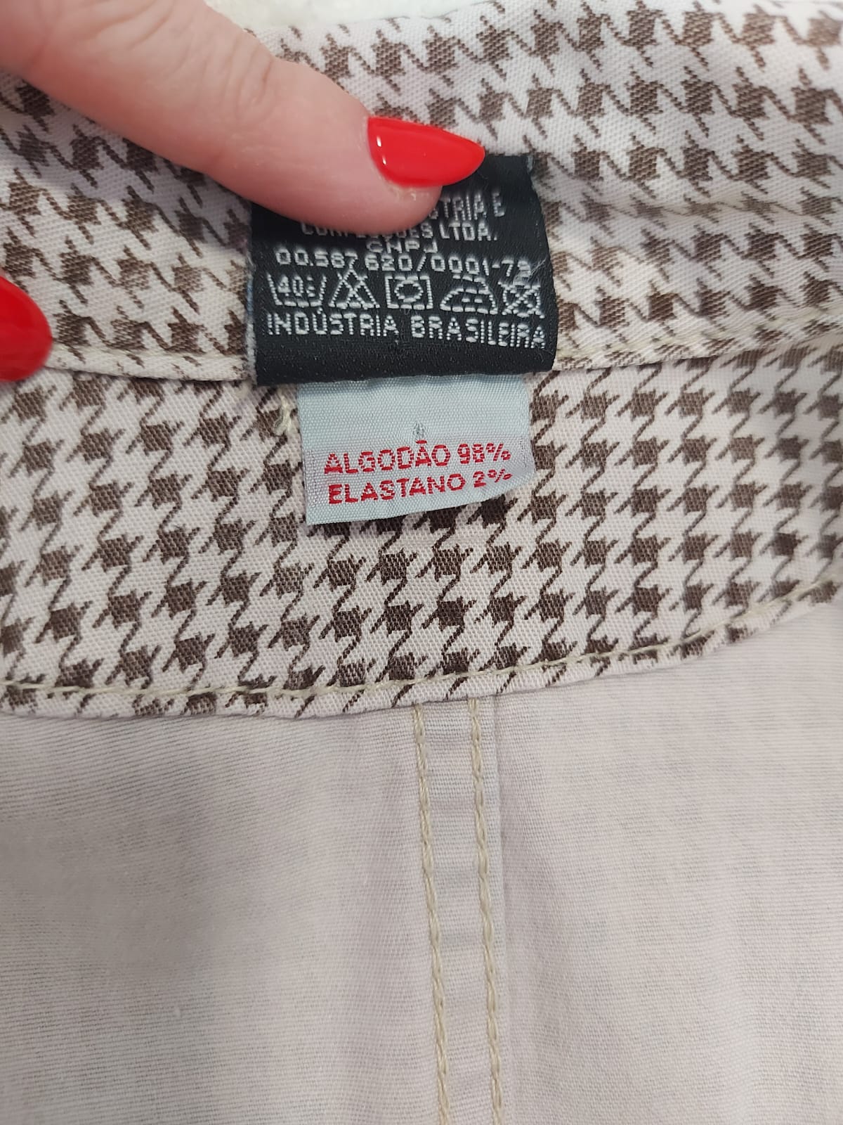 Casaco curto, sem forro, em tom de marrom e nude, com botões dourados, tamanho GG