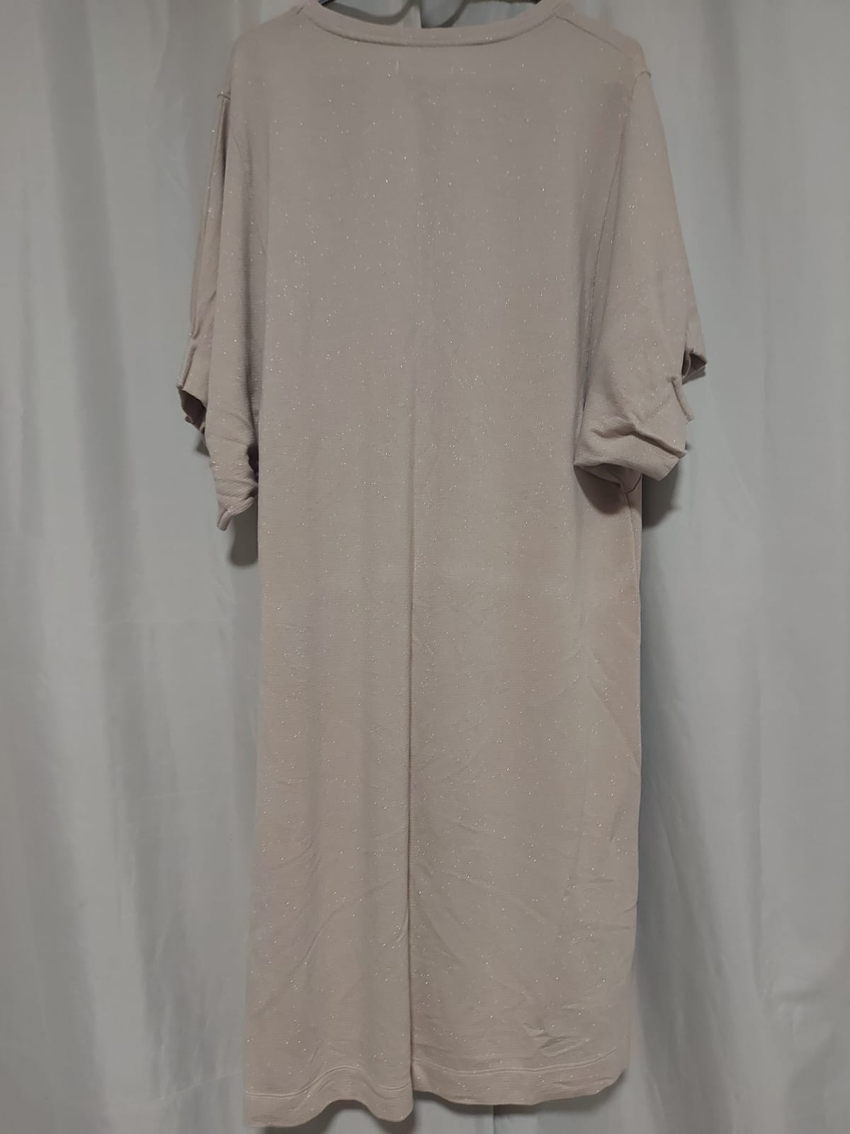 Vestido midi na cor nude com pontos de brilho discreto, detalhes nas mangas, veste tamanho 44, em excelente estado