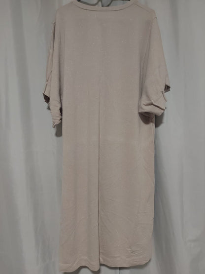 Vestido midi na cor nude com pontos de brilho discreto, detalhes nas mangas, veste tamanho 44, em excelente estado
