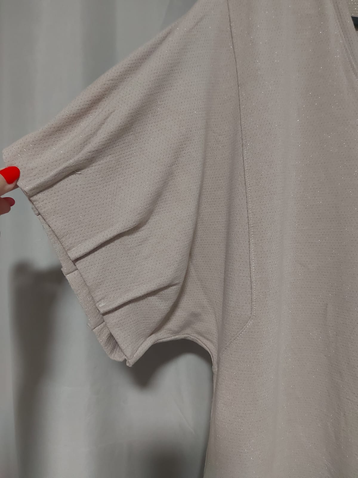 Vestido midi na cor nude com pontos de brilho discreto, detalhes nas mangas, veste tamanho 44, em excelente estado