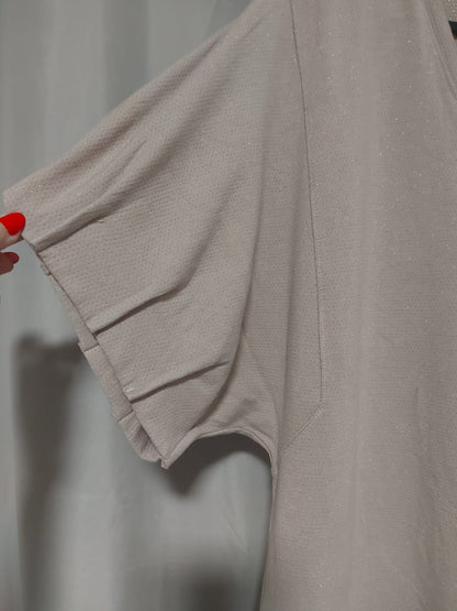 Vestido midi na cor nude com pontos de brilho discreto, detalhes nas mangas, veste tamanho 44, em excelente estado