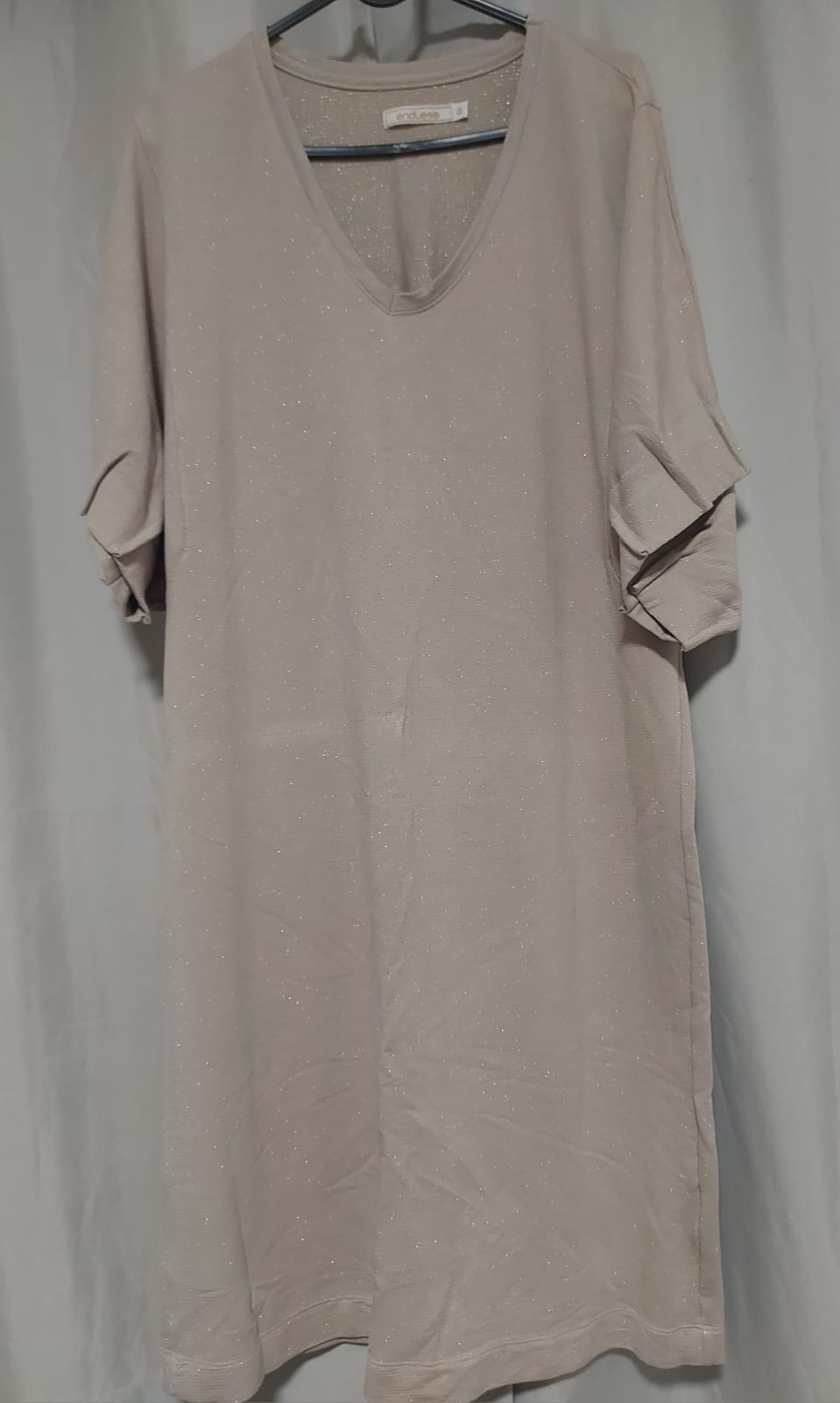 Vestido midi na cor nude com pontos de brilho discreto, detalhes nas mangas, veste tamanho 44, em excelente estado