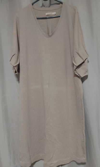 Vestido midi na cor nude com pontos de brilho discreto, detalhes nas mangas, veste tamanho 44, em excelente estado