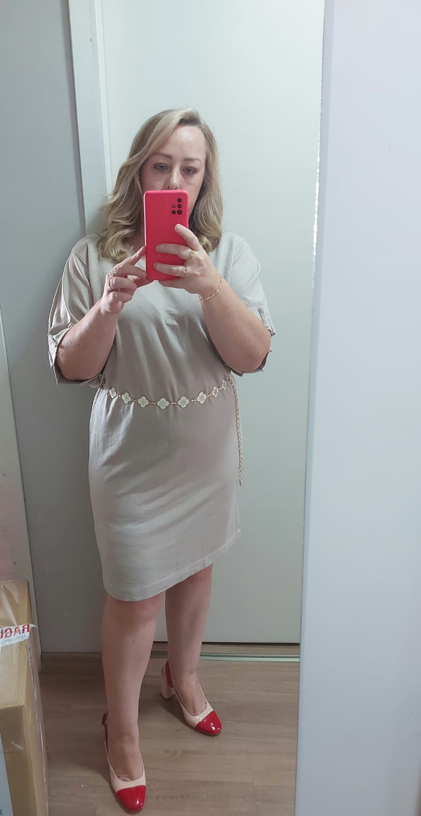 Vestido midi na cor nude com pontos de brilho discreto, detalhes nas mangas, veste tamanho 44, em excelente estado