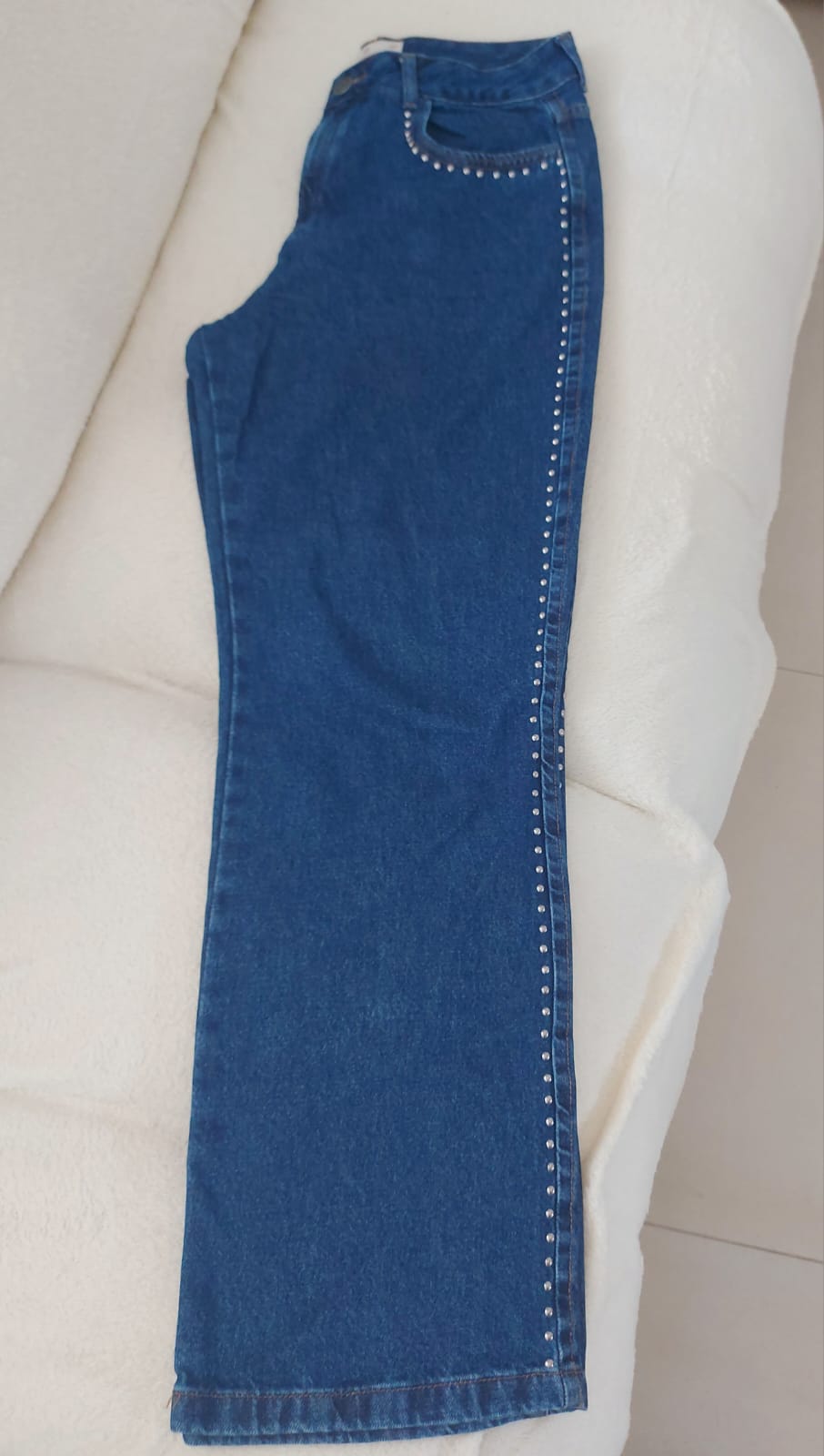 Calça jeans de lavagem azil média no modelo wide leg e detalhes de tachas prateadas nas laterais e bolsos, coz alto, lindíssima, usada apenas uma vez, tamanho 44
