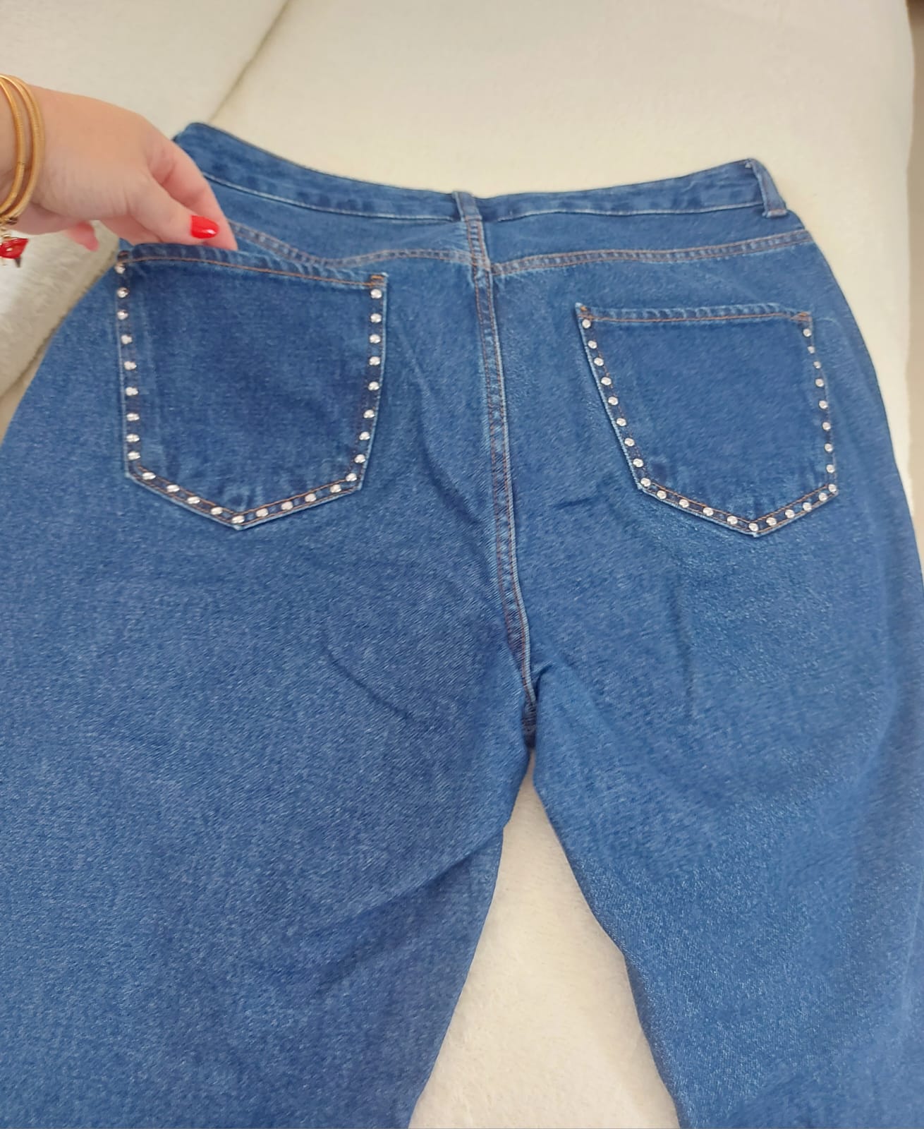 Calça jeans de lavagem azil média no modelo wide leg e detalhes de tachas prateadas nas laterais e bolsos, coz alto, lindíssima, usada apenas uma vez, tamanho 44