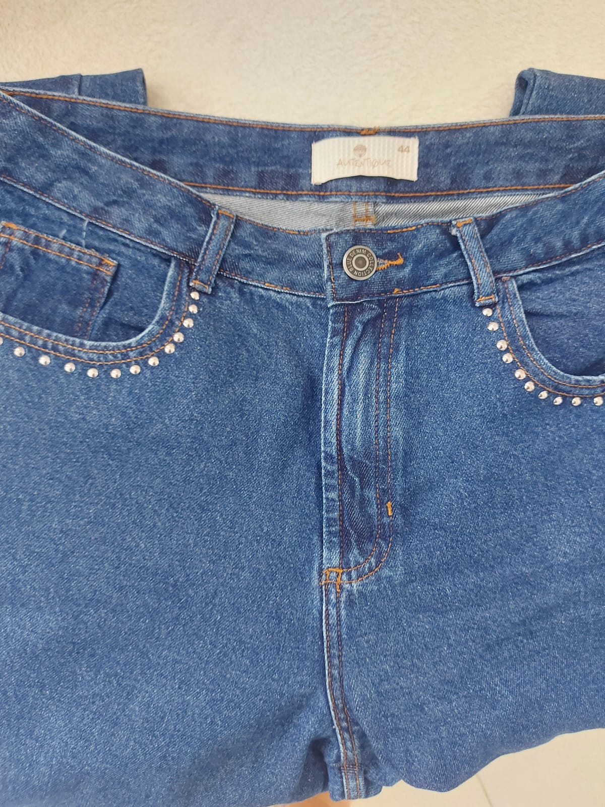 Calça jeans de lavagem azil média no modelo wide leg e detalhes de tachas prateadas nas laterais e bolsos, coz alto, lindíssima, usada apenas uma vez, tamanho 44