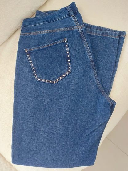 Calça jeans de lavagem azil média no modelo wide leg e detalhes de tachas prateadas nas laterais e bolsos, coz alto, lindíssima, usada apenas uma vez, tamanho 44
