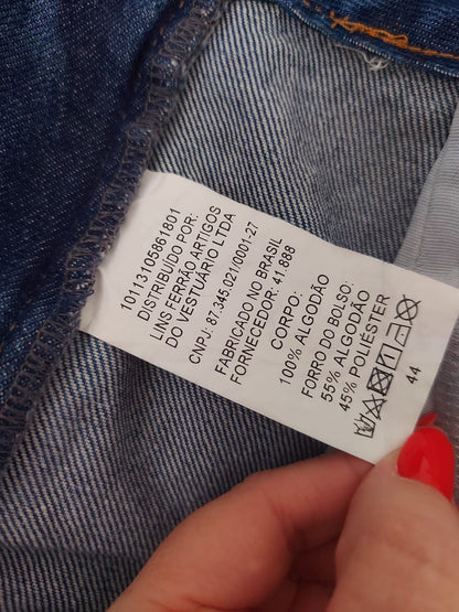 Calça jeans de lavagem azil média no modelo wide leg e detalhes de tachas prateadas nas laterais e bolsos, coz alto, lindíssima, usada apenas uma vez, tamanho 44
