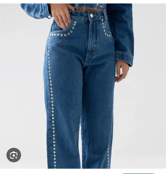 Calça jeans de lavagem azil média no modelo wide leg e detalhes de tachas prateadas nas laterais e bolsos, coz alto, lindíssima, usada apenas uma vez, tamanho 44