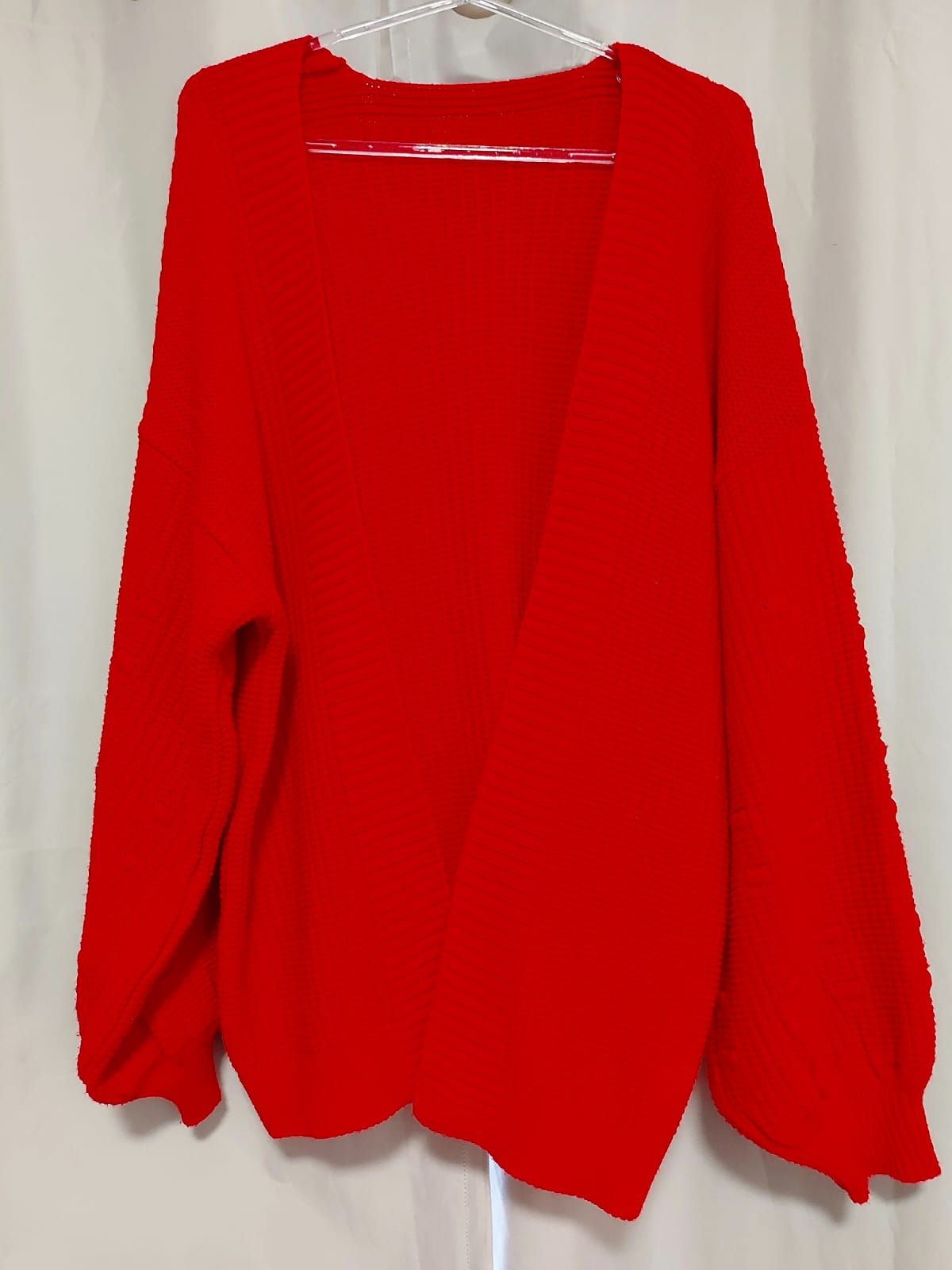 Suéter de lã maravilhoso, lindo e estiloso, nessa cor vermelha, mangas bufantes com detalhes, sem botões, veste do 42 ao 46 ( peça ampla ) em excelente estado!!!