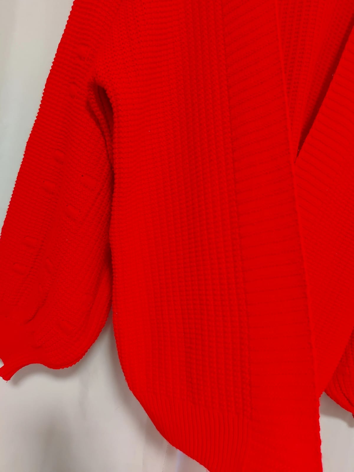 Suéter de lã maravilhoso, lindo e estiloso, nessa cor vermelha, mangas bufantes com detalhes, sem botões, veste do 42 ao 46 ( peça ampla ) em excelente estado!!!