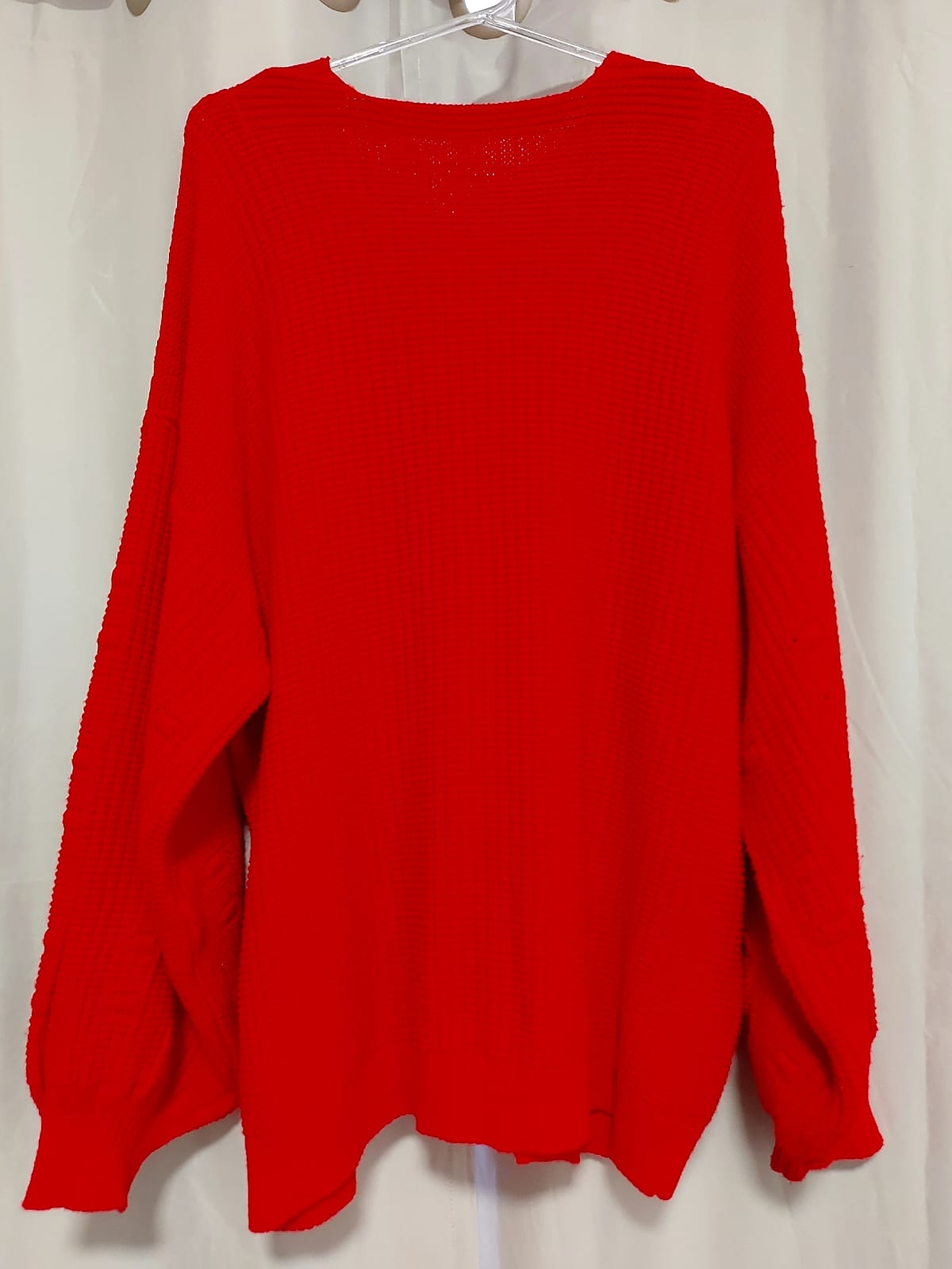 Suéter de lã maravilhoso, lindo e estiloso, nessa cor vermelha, mangas bufantes com detalhes, sem botões, veste do 42 ao 46 ( peça ampla ) em excelente estado!!!