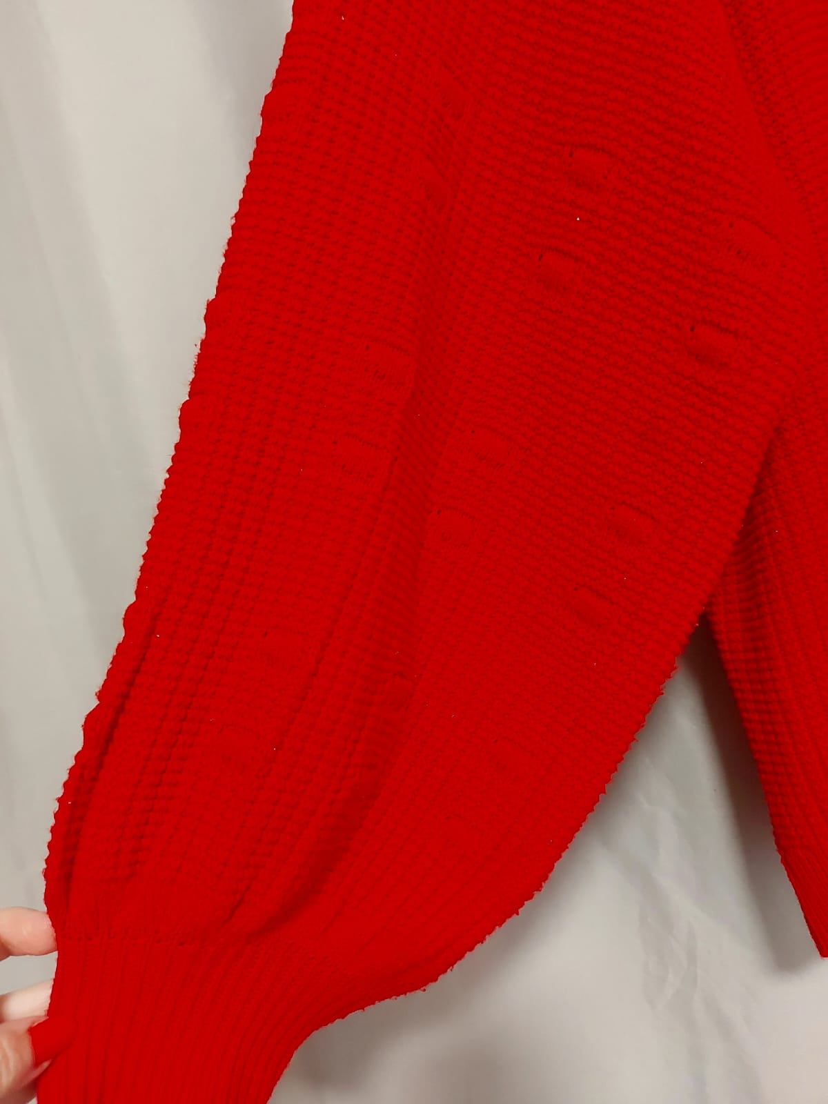 Suéter de lã maravilhoso, lindo e estiloso, nessa cor vermelha, mangas bufantes com detalhes, sem botões, veste do 42 ao 46 ( peça ampla ) em excelente estado!!!