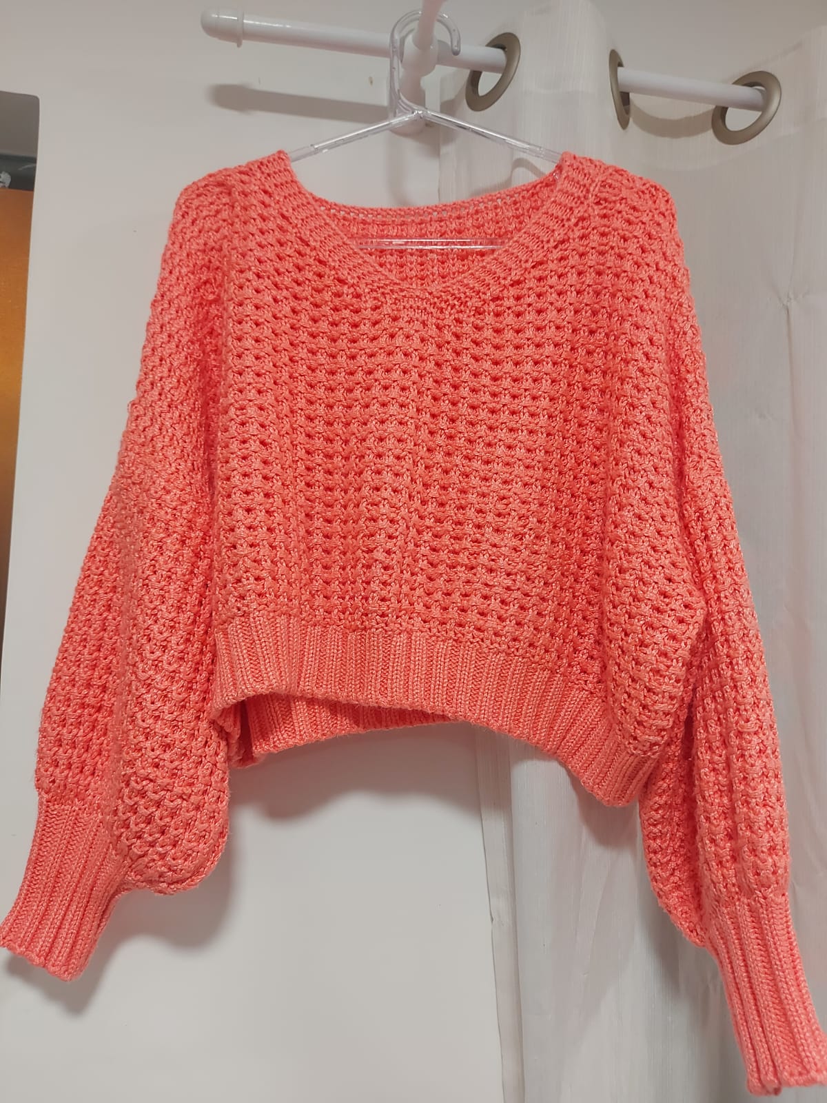 Blusa em tricô modelo cropd, na cor salmão, possui mangas bufantes e punhos canelados, veste do 42 ao 46( peça ampla ) lindíssimo, feito á mão, peça única!!!