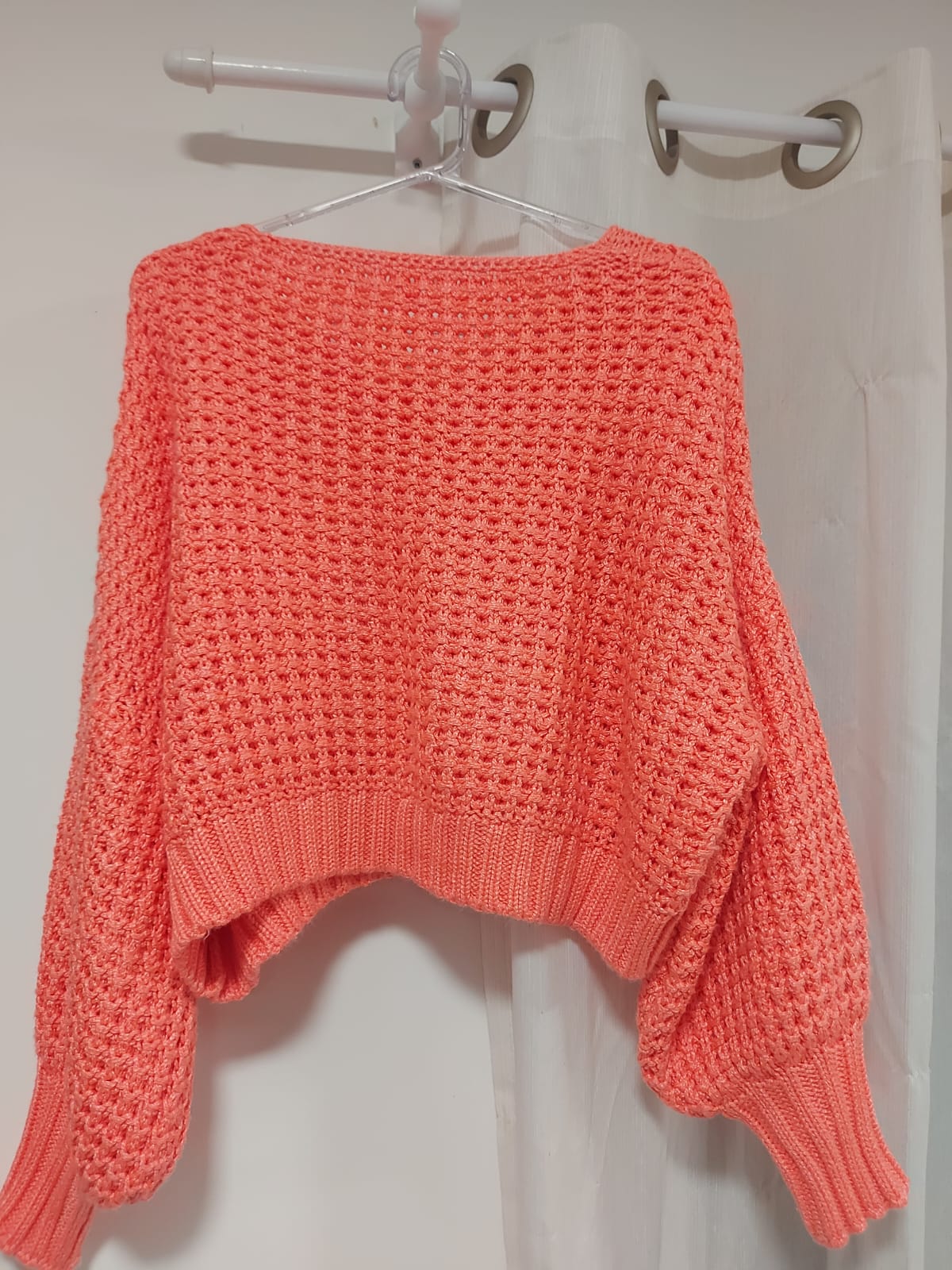 Blusa em tricô modelo cropd, na cor salmão, possui mangas bufantes e punhos canelados, veste do 42 ao 46( peça ampla ) lindíssimo, feito á mão, peça única!!!