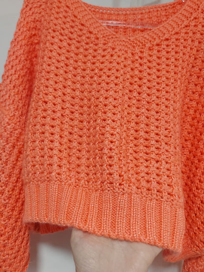 Blusa em tricô modelo cropd, na cor salmão, possui mangas bufantes e punhos canelados, veste do 42 ao 46( peça ampla ) lindíssimo, feito á mão, peça única!!!