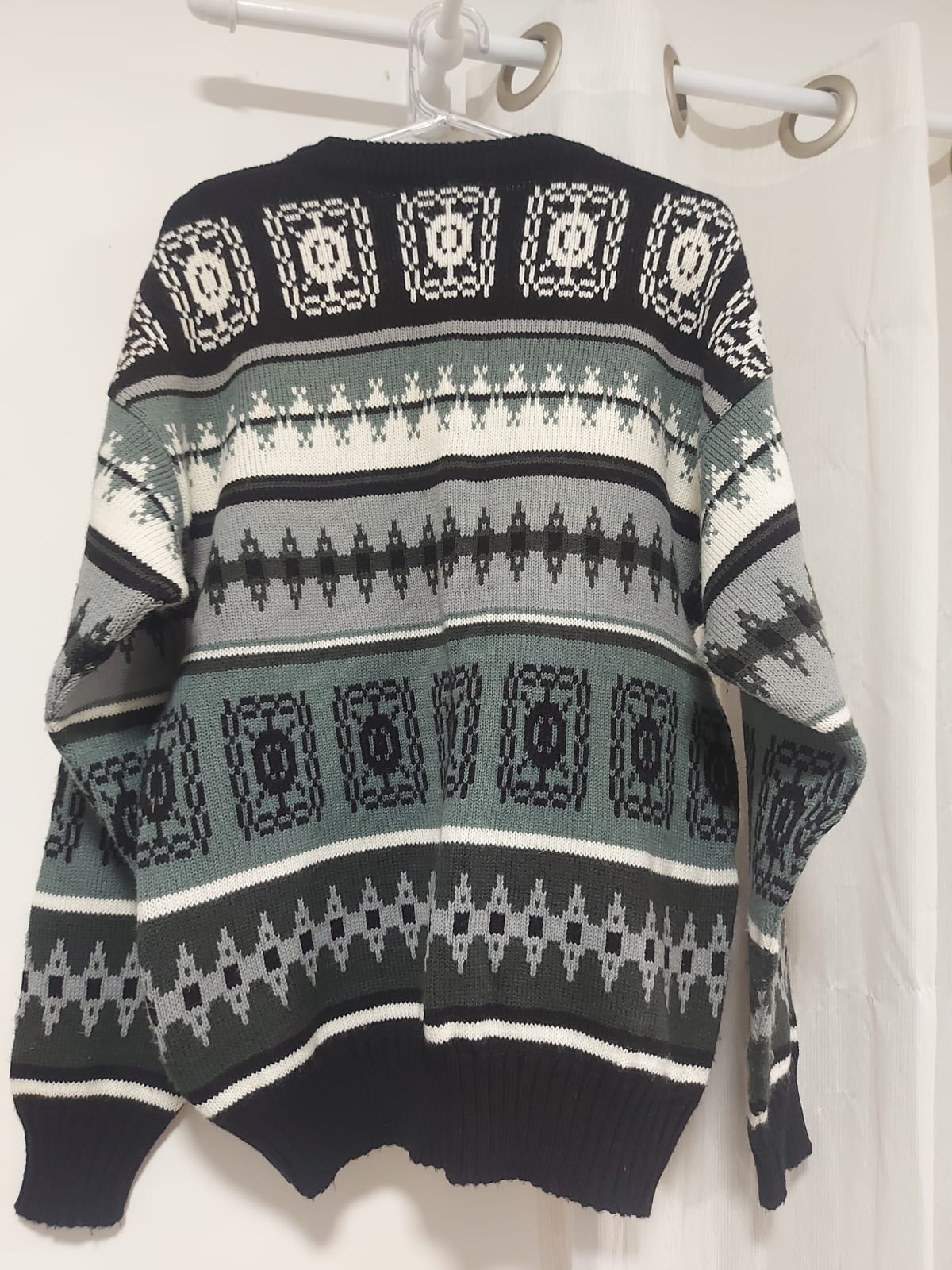 Suéter de tricô feminino estilo americano em tons de preto, verde e branco, lindíssimo, serve tamanho M/G, em excelente estado!!!