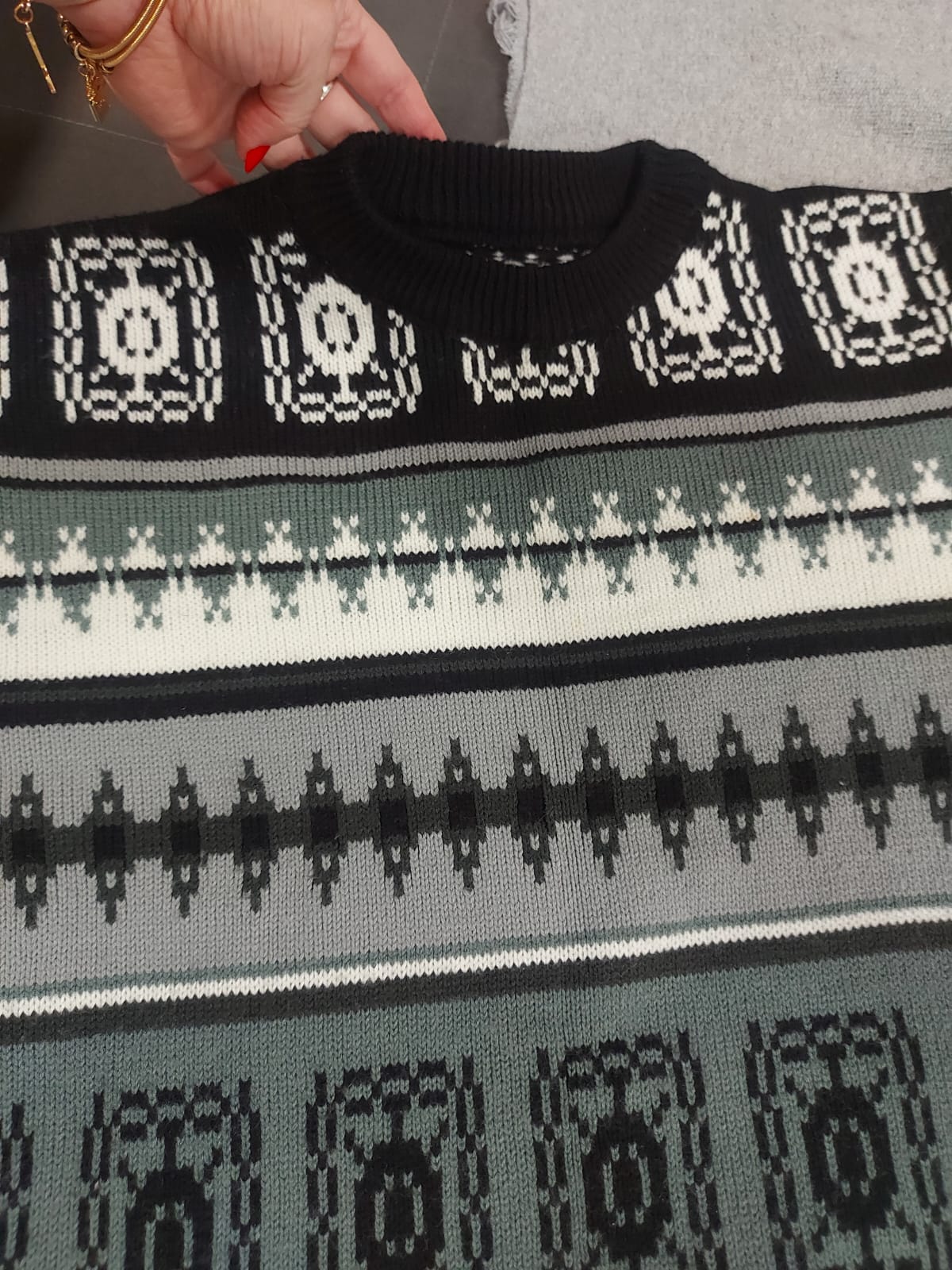 Suéter de tricô feminino estilo americano em tons de preto, verde e branco, lindíssimo, serve tamanho M/G, em excelente estado!!!