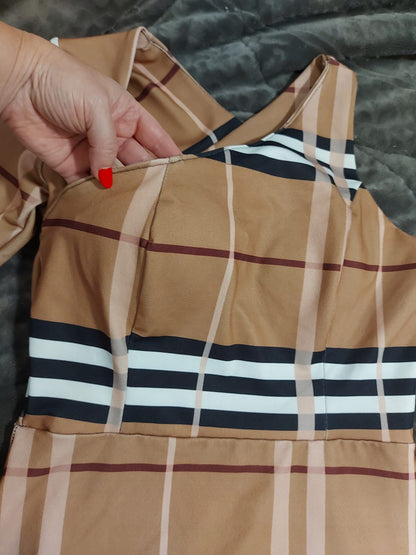 Vestido nula manga, marrom claro com detalhes em listras, a cara do outono/inverno, possui bojo. Tamanho M