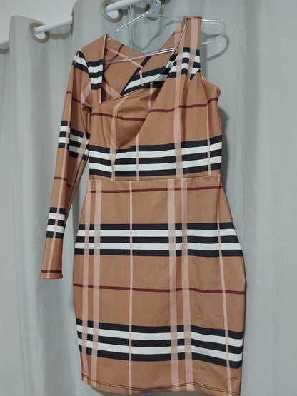 Vestido nula manga, marrom claro com detalhes em listras, a cara do outono/inverno, possui bojo. Tamanho M
