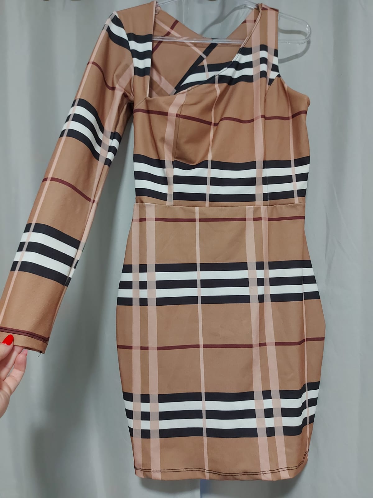 Vestido nula manga, marrom claro com detalhes em listras, a cara do outono/inverno, possui bojo. Tamanho M