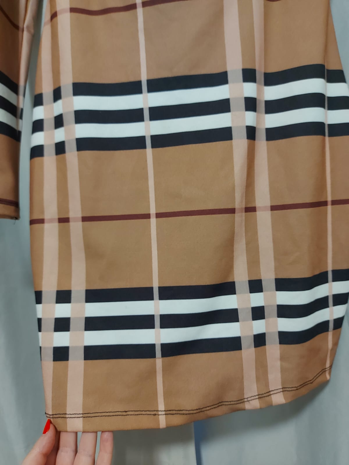 Vestido nula manga, marrom claro com detalhes em listras, a cara do outono/inverno, possui bojo. Tamanho M