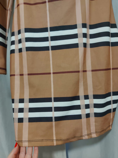 Vestido nula manga, marrom claro com detalhes em listras, a cara do outono/inverno, possui bojo. Tamanho M