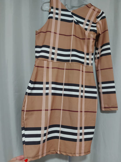 Vestido nula manga, marrom claro com detalhes em listras, a cara do outono/inverno, possui bojo. Tamanho M