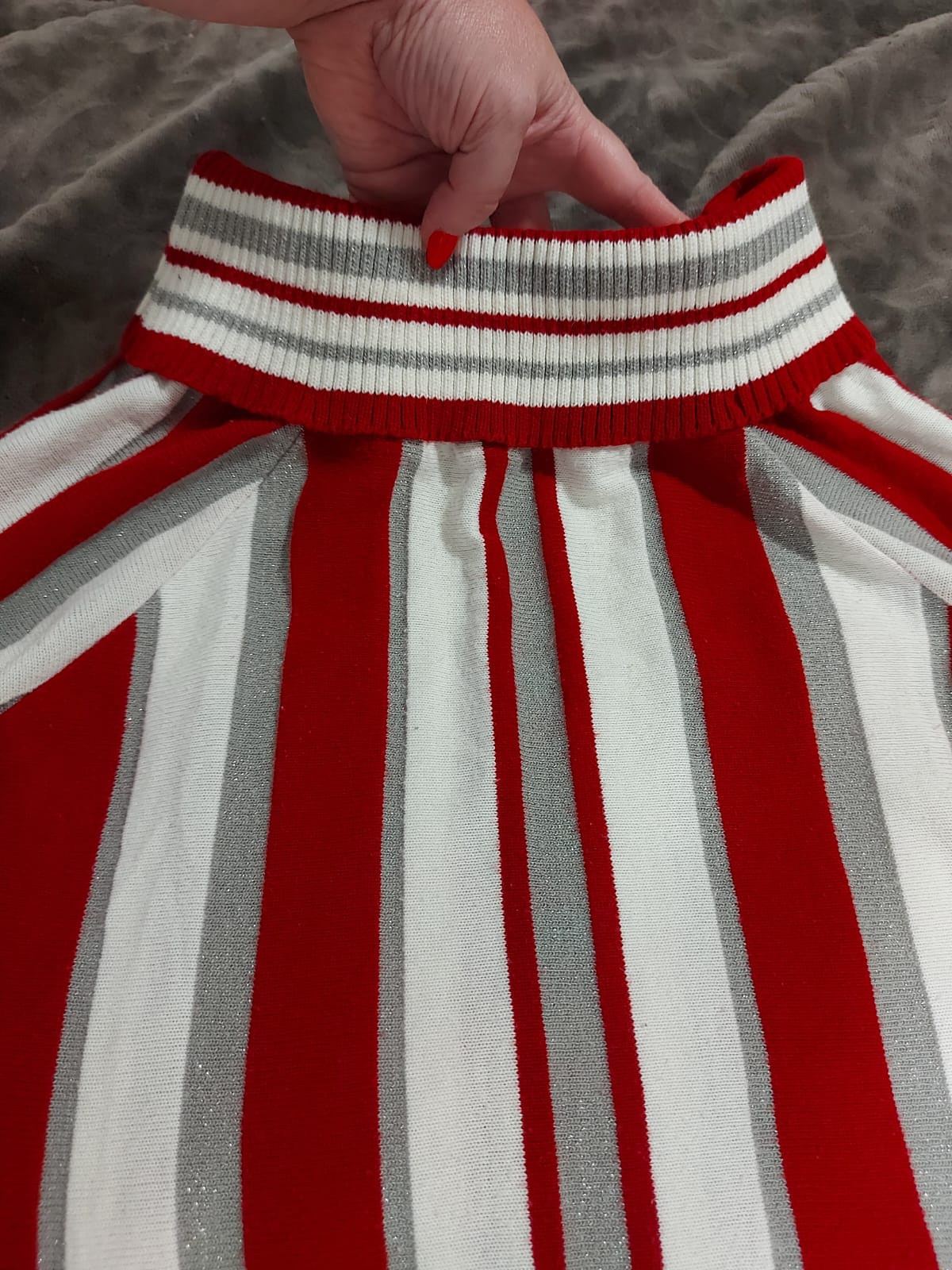 Suéter alongado em tricô, em tons de vermelho, branco e prata, tamanho M