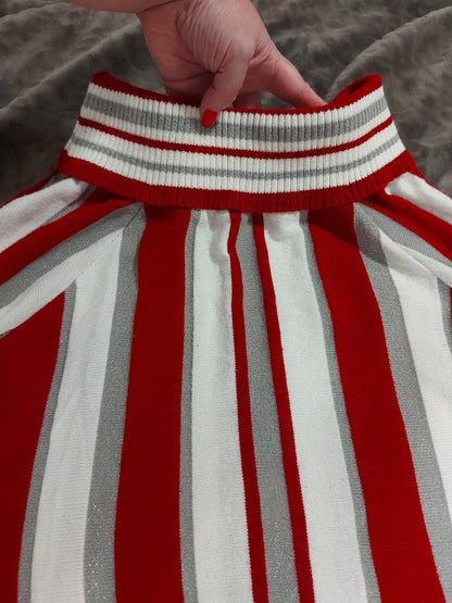 Suéter alongado em tricô, em tons de vermelho, branco e prata, tamanho M