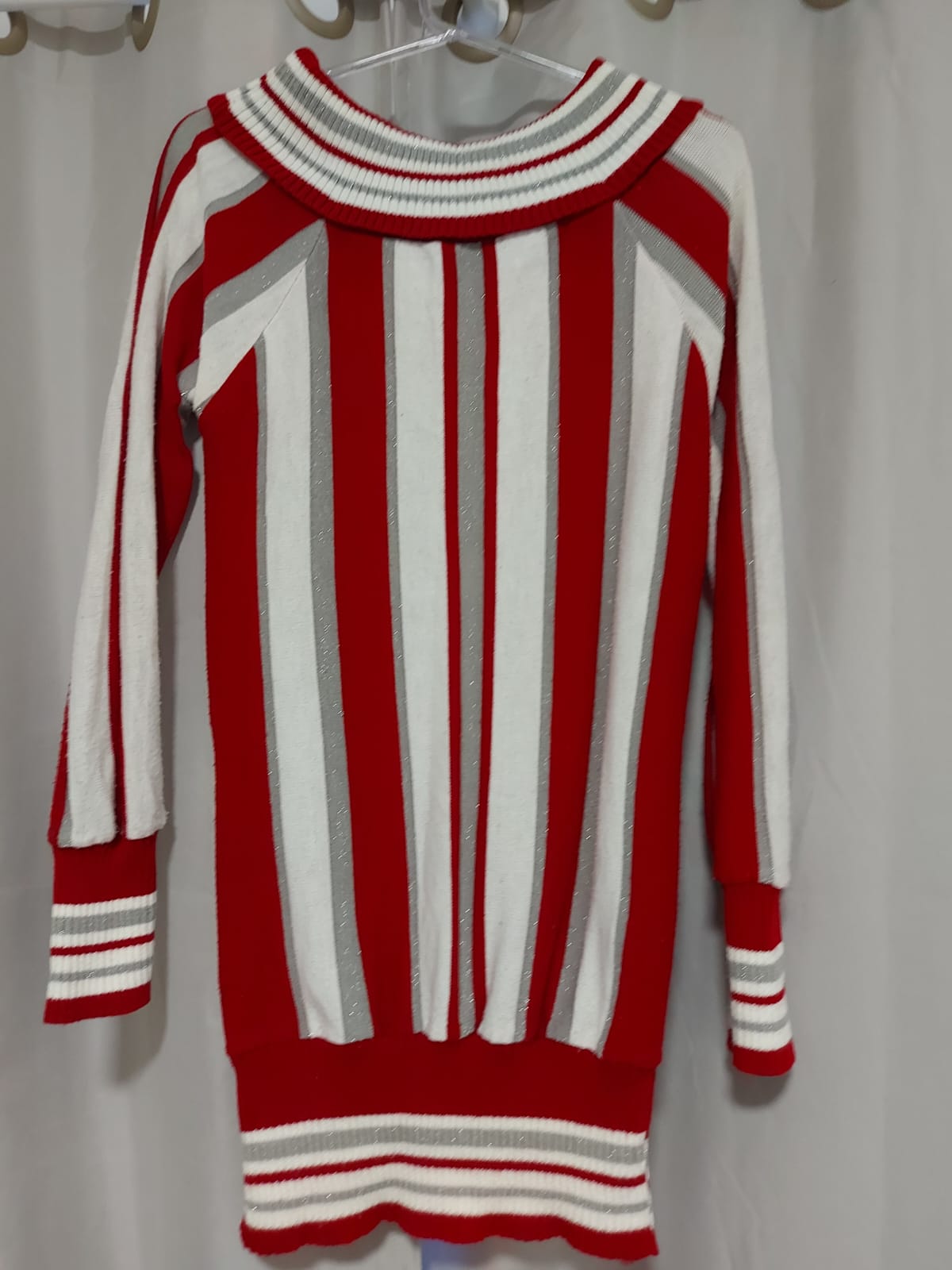 Suéter alongado em tricô, em tons de vermelho, branco e prata, tamanho M