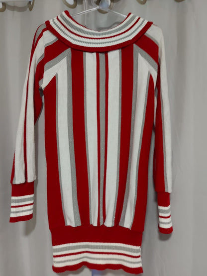 Suéter alongado em tricô, em tons de vermelho, branco e prata, tamanho M