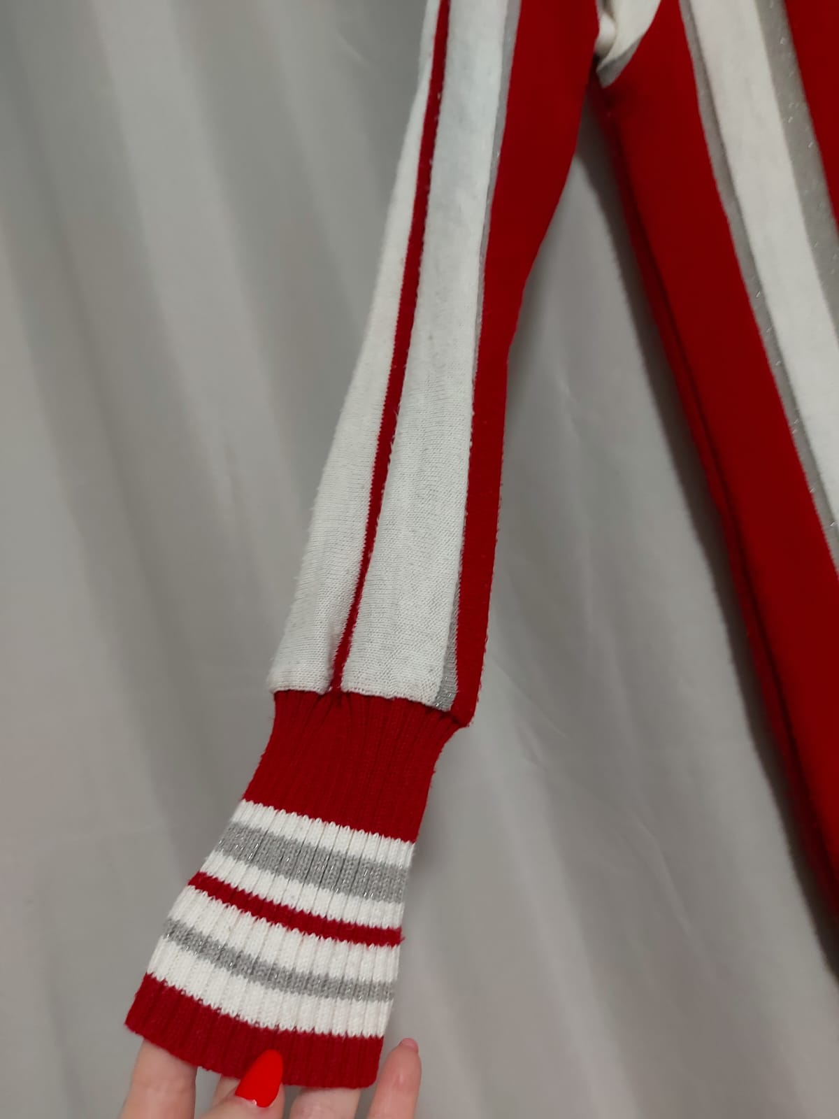 Suéter alongado em tricô, em tons de vermelho, branco e prata, tamanho M