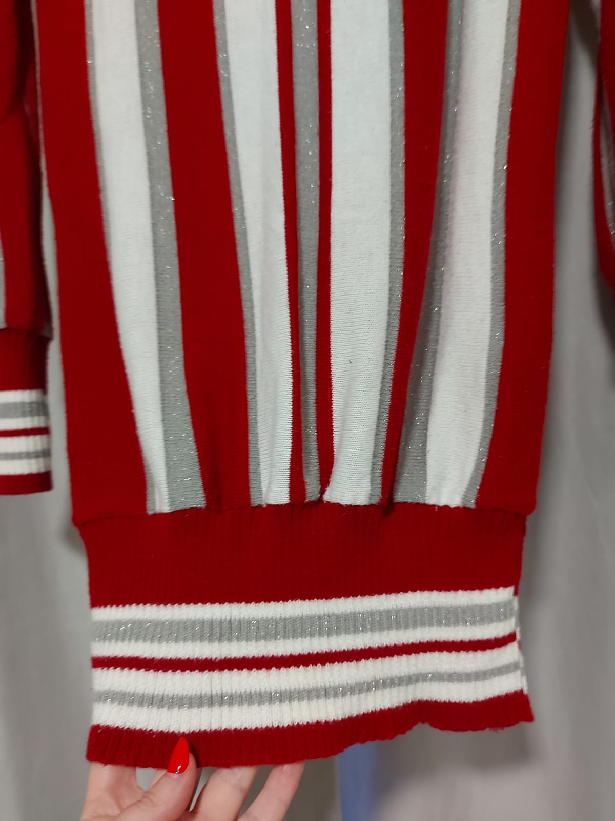 Suéter alongado em tricô, em tons de vermelho, branco e prata, tamanho M