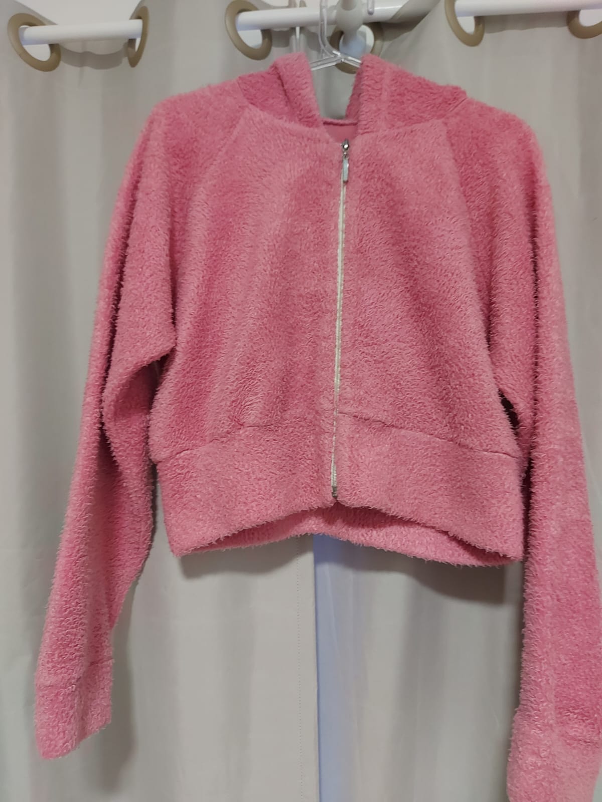Casaco modelo cropd, na cor rosa, peludinho, possui capuz, tamanho M
