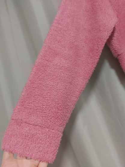 Casaco modelo cropd, na cor rosa, peludinho, possui capuz, tamanho M