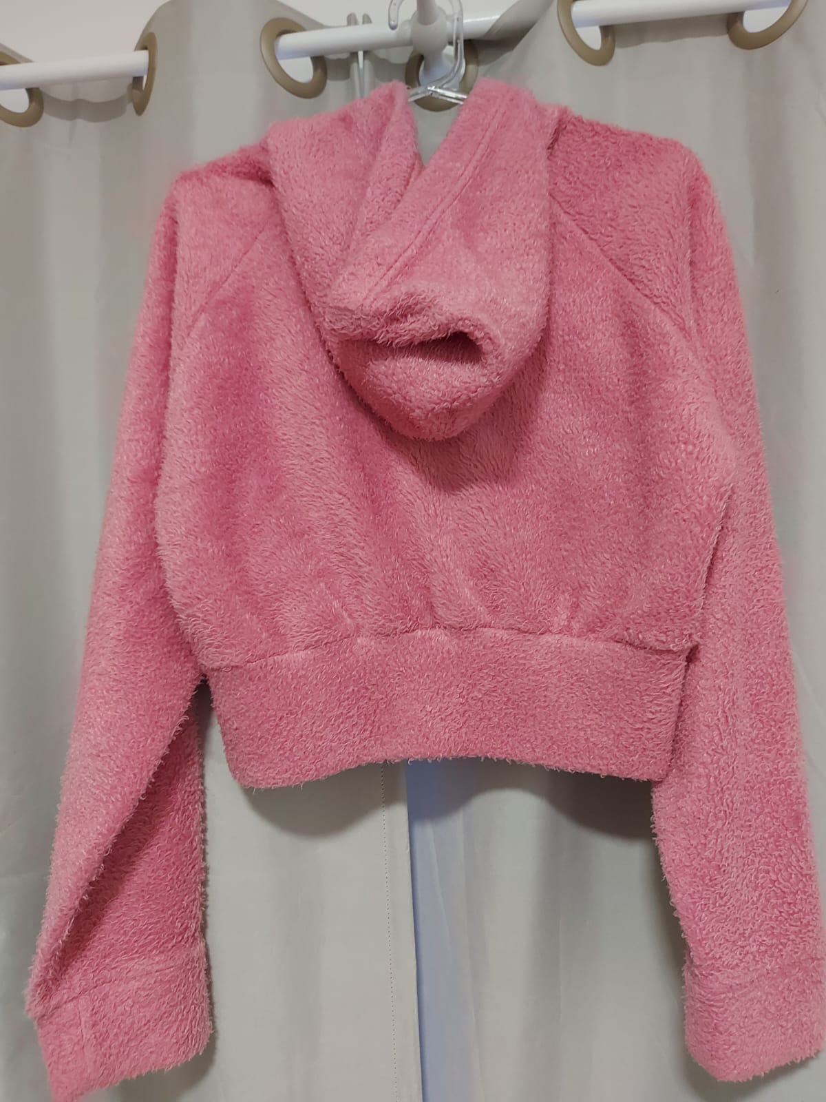 Casaco modelo cropd, na cor rosa, peludinho, possui capuz, tamanho M