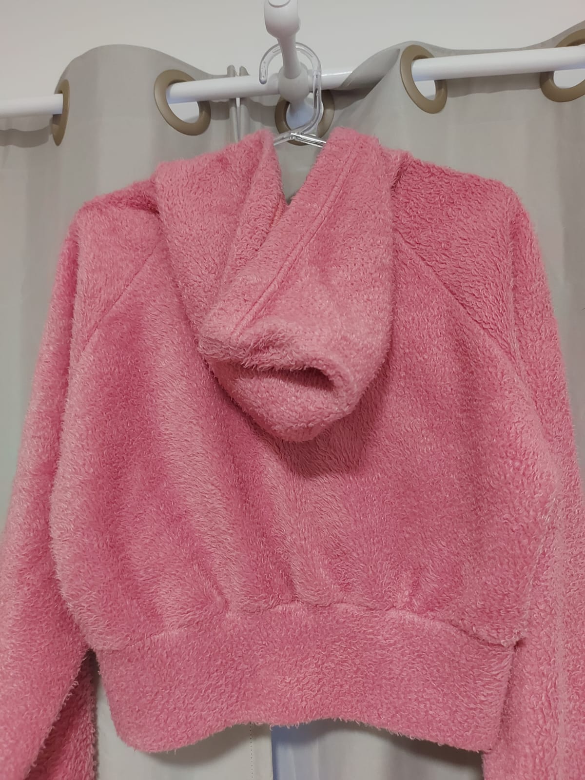 Casaco modelo cropd, na cor rosa, peludinho, possui capuz, tamanho M