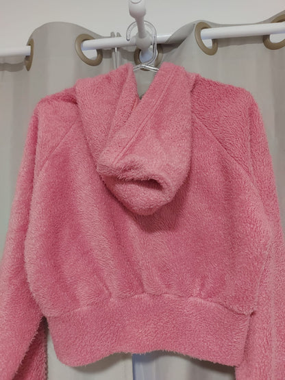 Casaco modelo cropd, na cor rosa, peludinho, possui capuz, tamanho M
