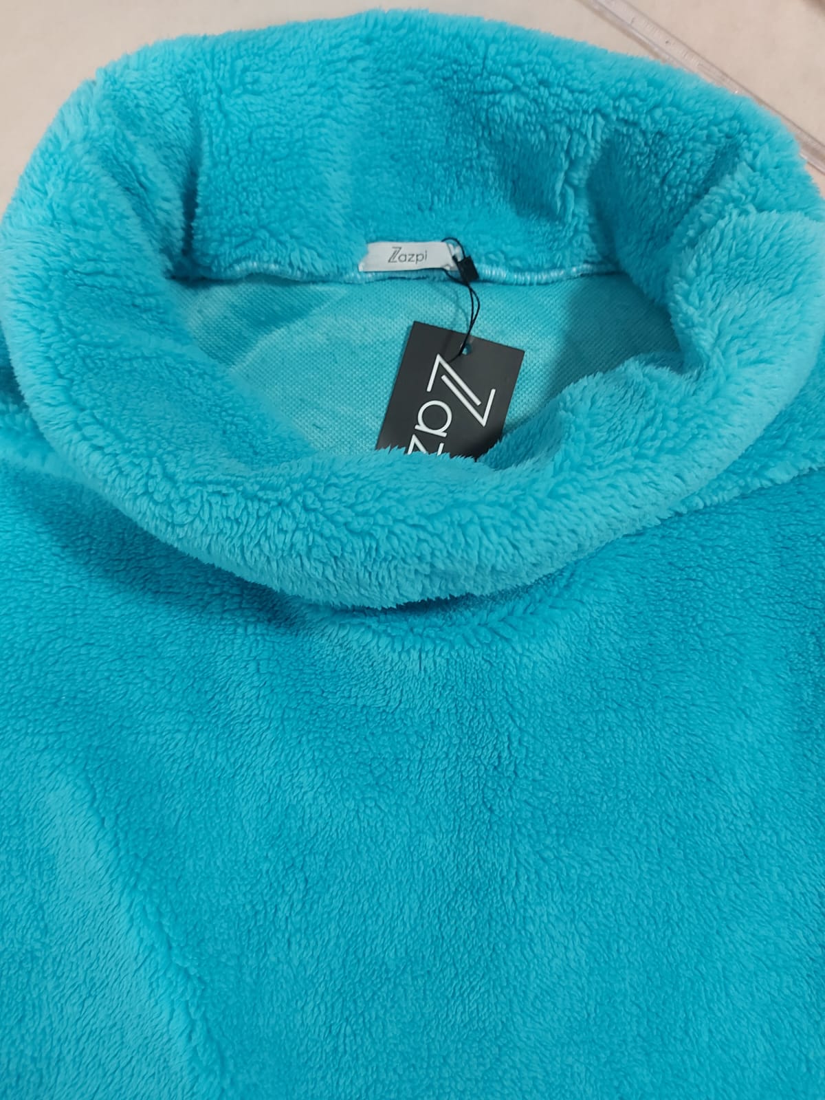 Blusa modelo capa, nesse tom de azul lindíssimo, peludinho, serve do 40 ao 44( peça ampla), nova, na etiqueta!!!