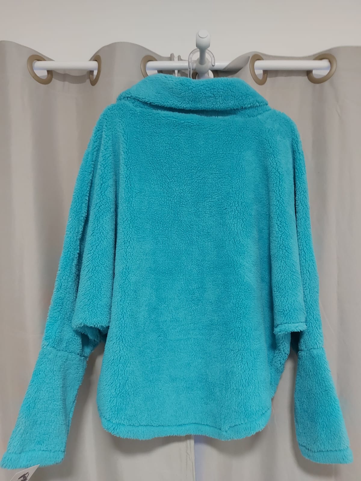 Blusa modelo capa, nesse tom de azul lindíssimo, peludinho, serve do 40 ao 44( peça ampla), nova, na etiqueta!!!