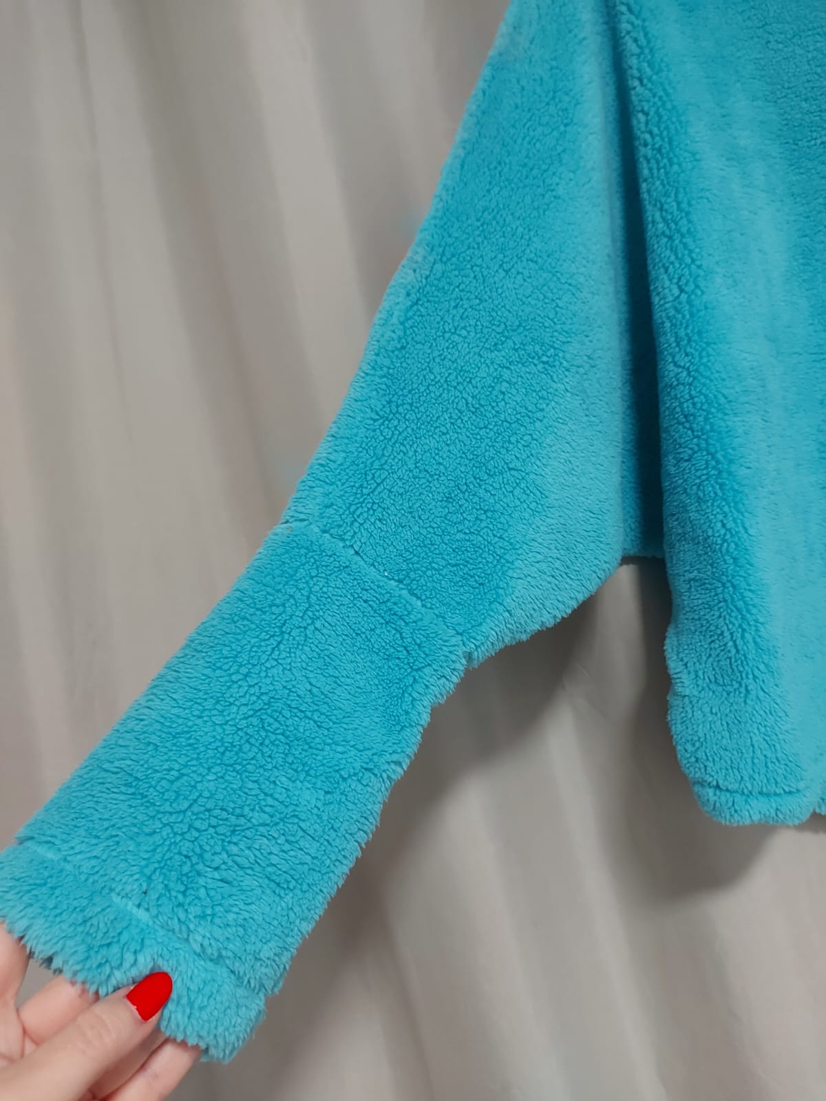 Blusa modelo capa, nesse tom de azul lindíssimo, peludinho, serve do 40 ao 44( peça ampla), nova, na etiqueta!!!