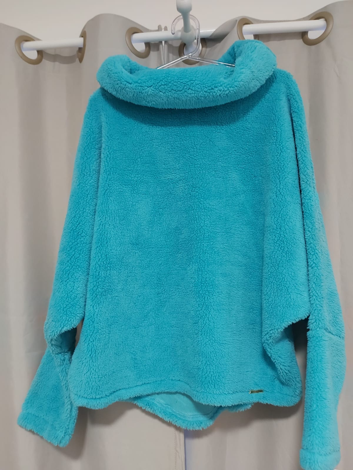 Blusa modelo capa, nesse tom de azul lindíssimo, peludinho, serve do 40 ao 44( peça ampla), nova, na etiqueta!!!